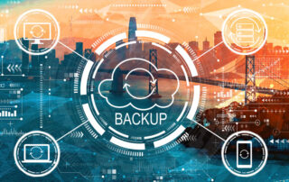Digitales Backup-Konzept mit Cloud-Symbol und vernetzten Geräten